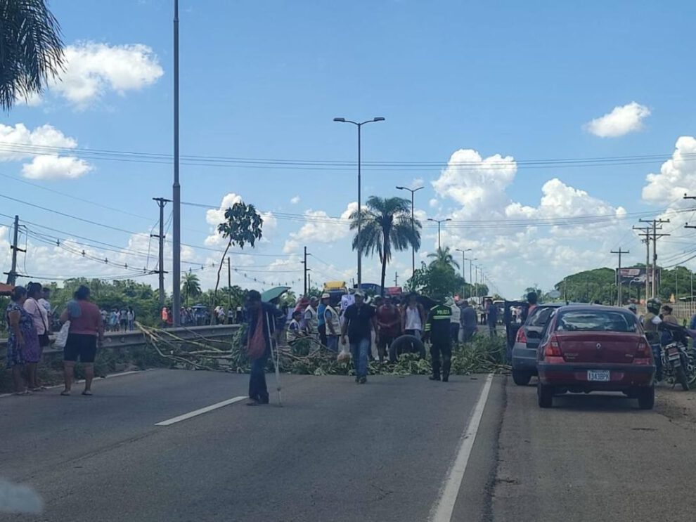 Bloqueo en Warnes por gremialistas en rechazo a la Ley Financiera
