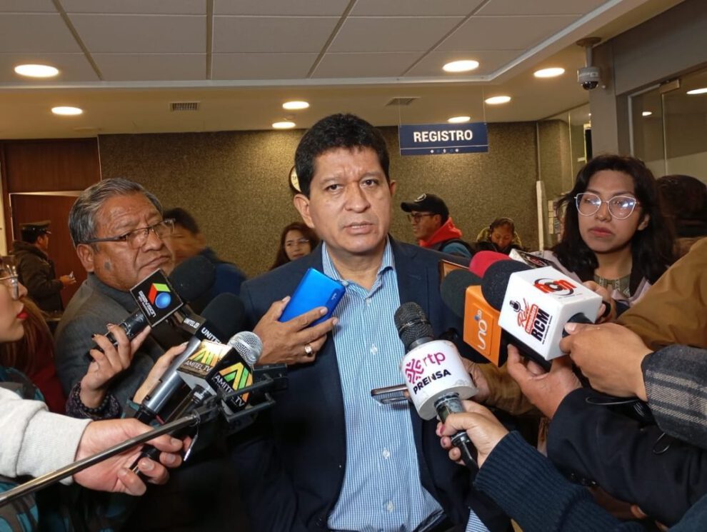 Derogación de artículo confiscatorio por el senador Luis Adolfo Flores