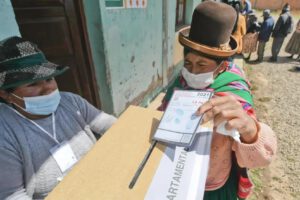 Una mujer emite su voto en las elecciones 2025