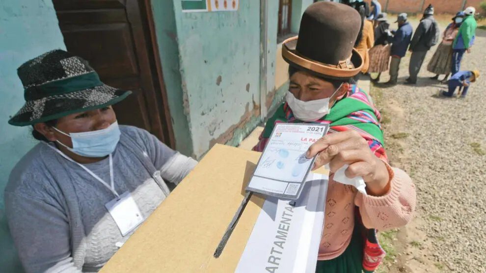 Una mujer emite su voto en las elecciones 2025