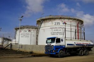 Detención domiciliaria YPFB por distribución irregular de combustible