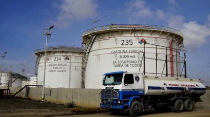 Detención domiciliaria YPFB por distribución irregular de combustible