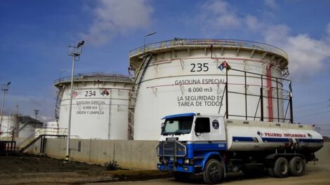 Detención domiciliaria YPFB por distribución irregular de combustible