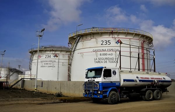 Detención domiciliaria YPFB por distribución irregular de combustible