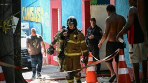 Incendio en fábrica de disfraces en Río