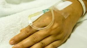 Mujer en terapia intensiva tras ser apuñalada por su exnovio