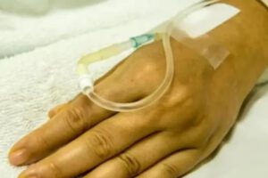 Mujer en terapia intensiva tras ser apuñalada por su exnovio