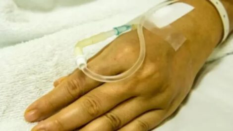 Mujer en terapia intensiva tras ser apuñalada por su exnovio