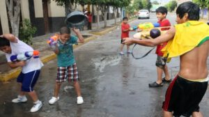 derroche de agua en carnavales en Cochabamba