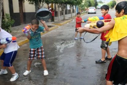 derroche de agua en carnavales en Cochabamba