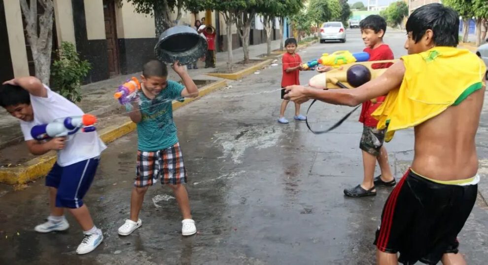derroche de agua en carnavales en Cochabamba