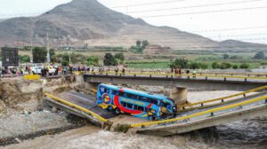 Vista aérea de un autobús de pasajeros que cayó a un río tras el colapso de un puente en Chancay