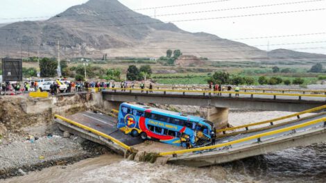 Vista aérea de un autobús de pasajeros que cayó a un río tras el colapso de un puente en Chancay