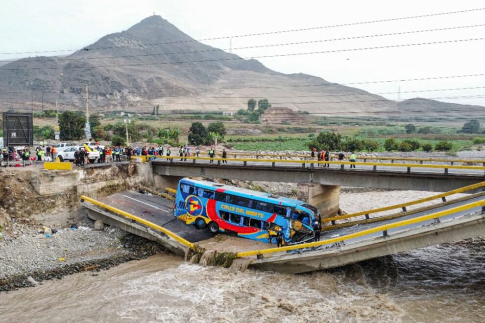 Vista aérea de un autobús de pasajeros que cayó a un río tras el colapso de un puente en Chancay