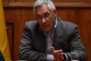 Rodríguez Veltzé cuestiona contratos de litio