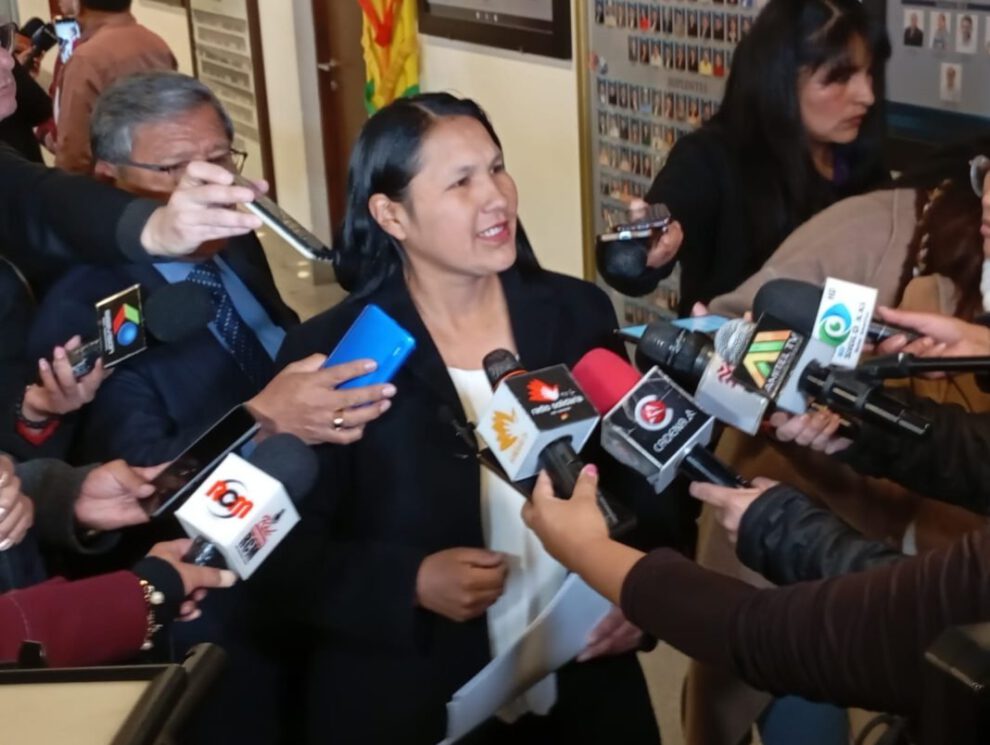 Elena Pachacute denuncia falta de transparencia en encuentro multipartidario