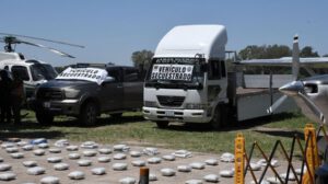 Detención de bolivianos con marihuana por la Fuerza Especial de Lucha Contra el Narcotráfico