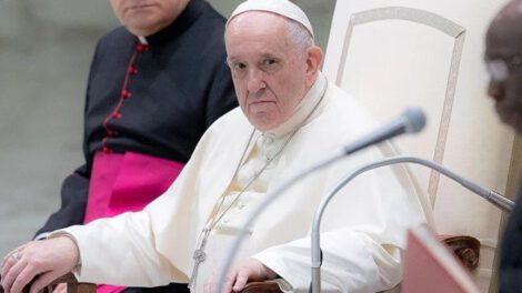 El Papa Francisco presenta mejoría tras neumonía bilateral