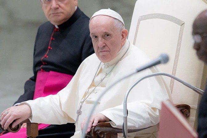 El Papa Francisco presenta mejoría tras neumonía bilateral