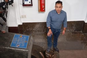 Diputado Astorga tira busto de Evo Morales en la Asamblea