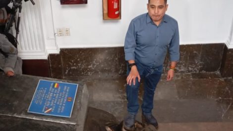 Diputado Astorga tira busto de Evo Morales en la Asamblea