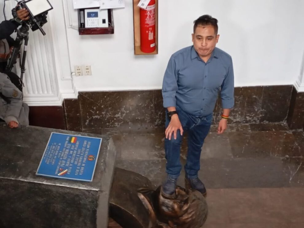 Diputado Astorga tira busto de Evo Morales en la Asamblea