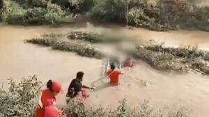 Búsqueda de hermanos arrastrados por la corriente del río