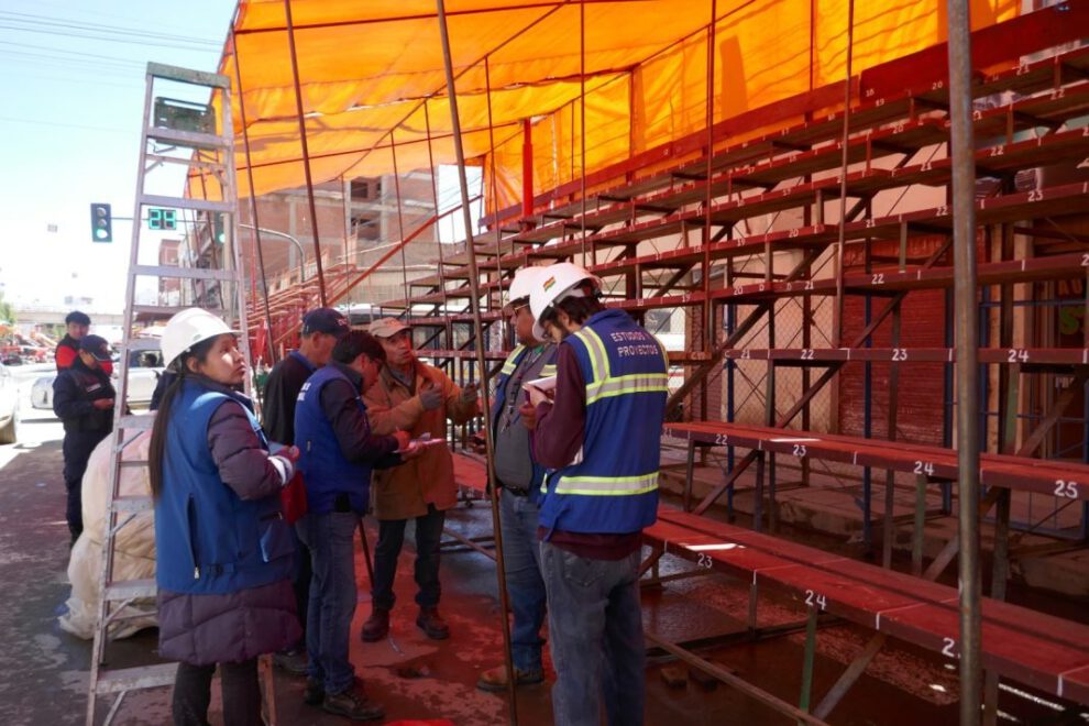 Inspección a graderías en la ruta del Carnaval de Oruro