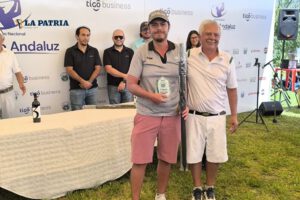 El golfista Rodrigo García recibe el trofeo como campeón del Abierto Andaluz de Tarija