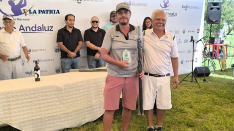 El golfista Rodrigo García recibe el trofeo como campeón del Abierto Andaluz de Tarija