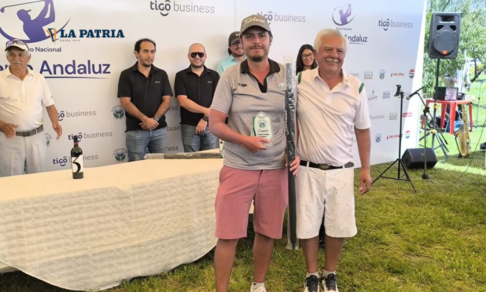 El golfista Rodrigo García recibe el trofeo como campeón del Abierto Andaluz de Tarija