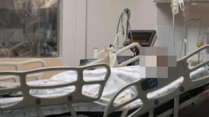 Mujer rocía alcohol y prende fuego a su hija