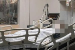 Mujer rocía alcohol y prende fuego a su hija