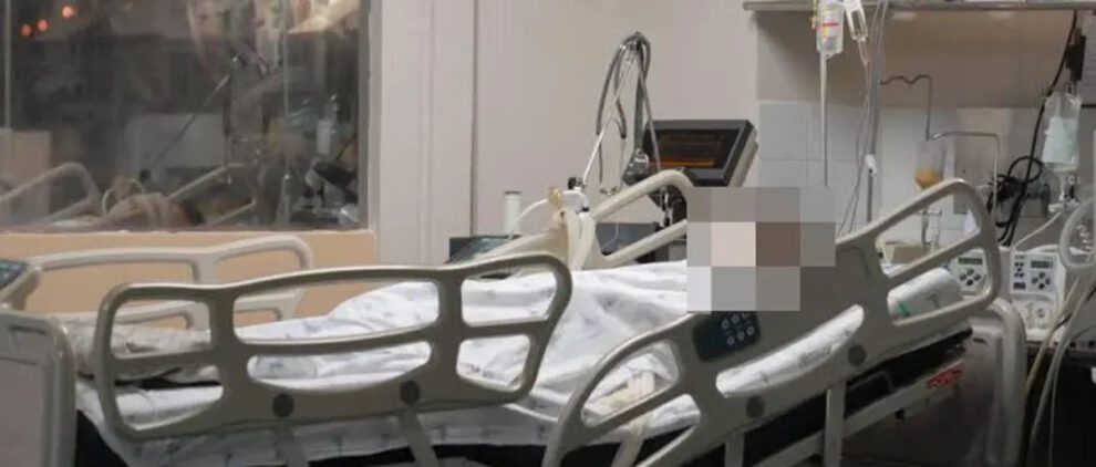 Mujer rocía alcohol y prende fuego a su hija