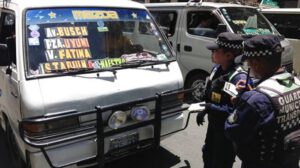 Chofer arrestado en La Paz tras empujar a funcionaria durante control de tarifas
