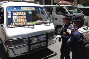 Chofer arrestado en La Paz tras empujar a funcionaria durante control de tarifas