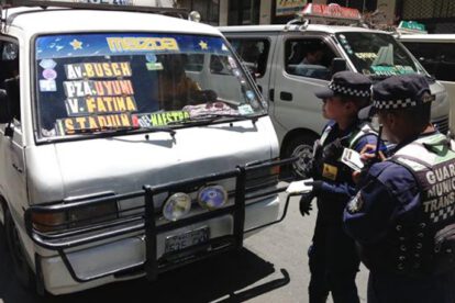 Chofer arrestado en La Paz tras empujar a funcionaria durante control de tarifas