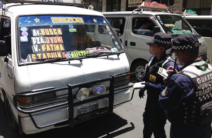 Chofer arrestado en La Paz tras empujar a funcionaria durante control de tarifas