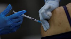 Una enfermera aplica una dosis de la vacuna contra el Covid-19