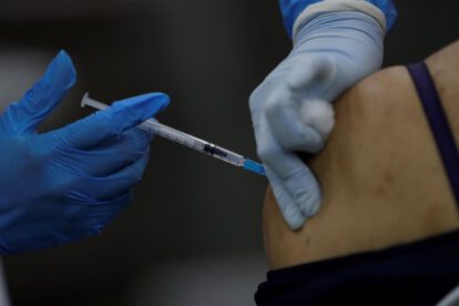 Una enfermera aplica una dosis de la vacuna contra el Covid-19