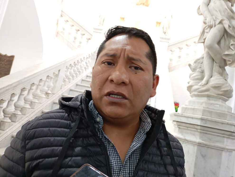 Freddy López defiende su militancia en el MAS