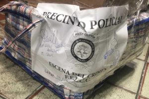 Dinero en cajas de cartón
