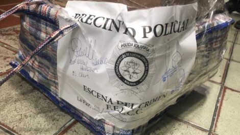 Dinero en cajas de cartón