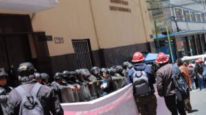 Fabriles toman el Ministerio de Trabajo exigiendo la renuncia del ministro Rodríguez