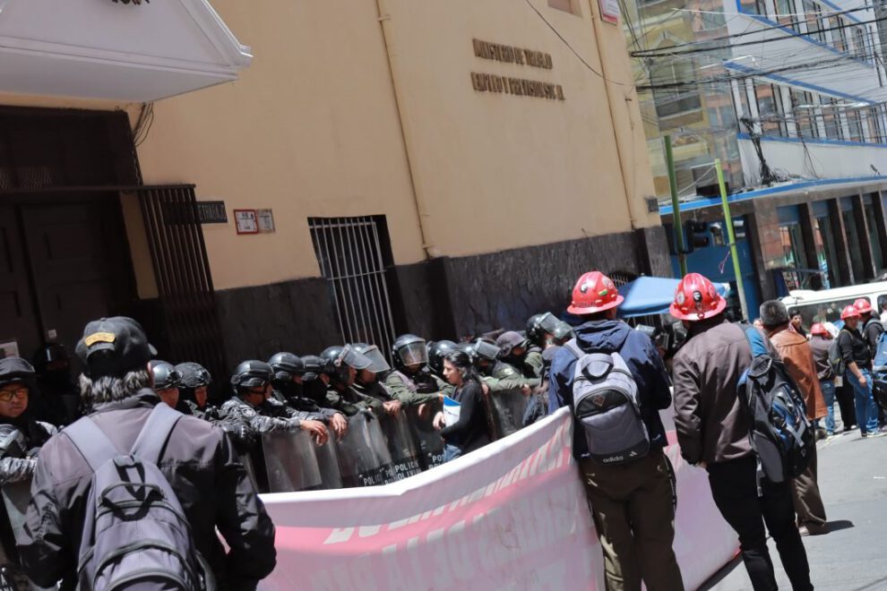 Fabriles toman el Ministerio de Trabajo exigiendo la renuncia del ministro Rodríguez