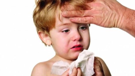 Un niño sufriendo por tosferina en Potosí