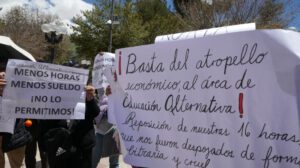 Educación alternativa en crisis: profesores exigen reposición de horas