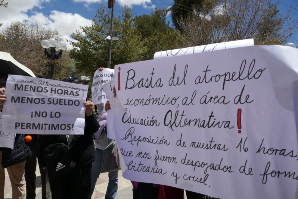 Educación alternativa en crisis: profesores exigen reposición de horas