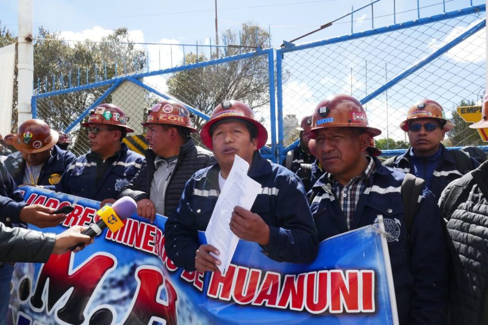 Trabajadores de Huanuni piden pago de concentrados a la EMV
