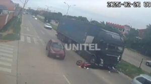 Motociclista atropellado por tráiler en Santa Cruz